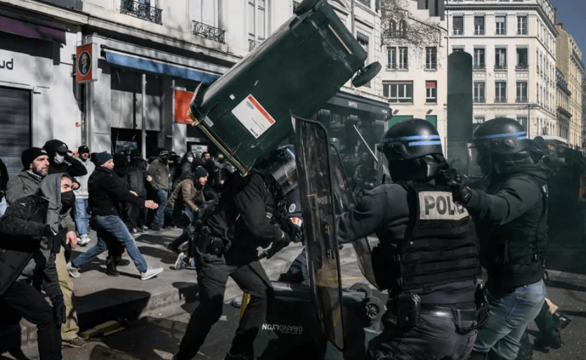 Beveik tūkstantis sužeistų policijos pareigūnų Prancūzijoje. O jeigu rytoj kas panašaus nutiktų Lietuvoje?